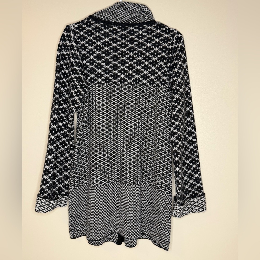 Black and White Patterned Women's Cardigan - Picture 2 of 3